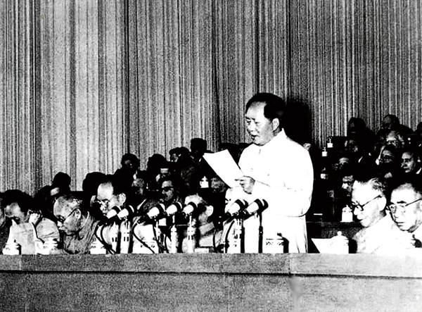1956年9月15日至27日，中国共产党第八次全国代表大会在北京举行。大会提出的党和国家主要任务是集中力量发展生产力的思想，对于社会主义事业的发展和党的建设具有长远的重要的意义。图为毛泽东在大会上致开幕词。 新华社发