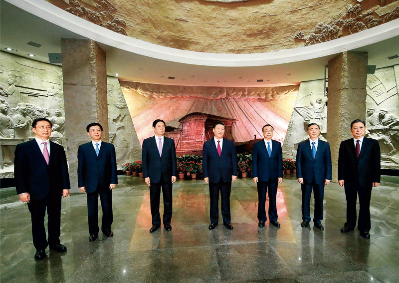 2017年10月31日,中共中央总书记、国家主席、中央军委主席习近平带领中共中央政治局常委李克强、栗战书、汪洋、王沪宁、赵乐际、韩正,瞻仰上海中共一大会址和浙江嘉兴南湖红船。这是31日下午,习近平在南湖革命纪念馆参观结束时发表重要讲话。 新华社记者 兰红光/摄