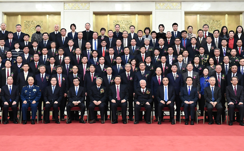 1月10日,2019年度国家科学技术奖励大会在北京人民大会堂隆重举行。会前,党和国家领导人习近平、李克强、王沪宁、韩正等会见获奖代表并同大家合影留念。新华社记者 谢环驰 摄