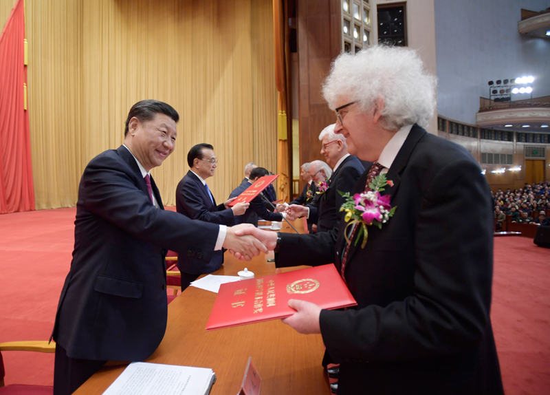 1月10日,2019年度国家科学技术奖励大会在北京人民大会堂隆重举行。这是习近平等党和国家领导人同获得2019年度国家最高科学技术奖的原中国船舶重工集团公司第七一九研究所黄旭华院士和中国科学院大气物理研究所曾庆存院士一道,为获得国家自然科学奖、国家技术发明奖、国家科学技术进步奖和中华人民共和国国际科学技术合作奖的代表颁发证书。新华社记者 李学仁 摄