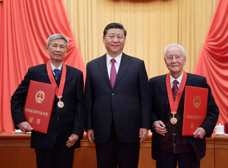 1月10日,2019年度国家科学技术奖励大会在北京人民大会堂隆重举行。中共中央总书记、国家主席、中央军委主席习近平向获得2019年度国家最高科学技术奖的原中国船舶重工集团公司第七一九研究所黄旭华院士(右)和中国科学院大气物理研究所曾庆存院士(左)颁奖。新华社记者 李学仁 摄