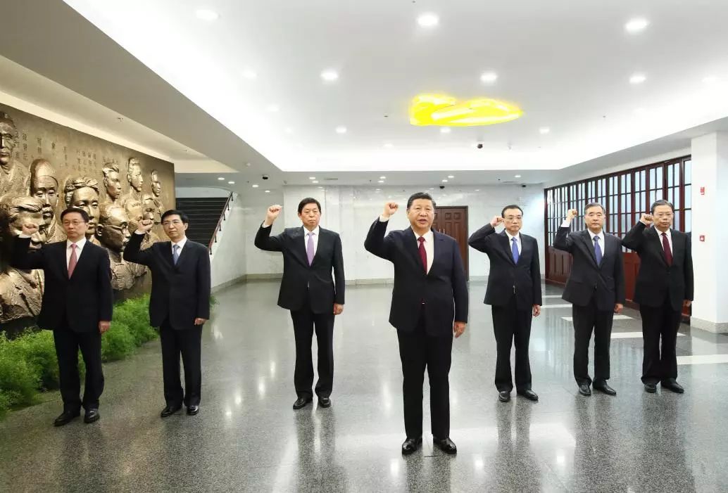 2017年10月31日,习近平带领其他中共中央政治局常委同志一起重温入党誓词。
