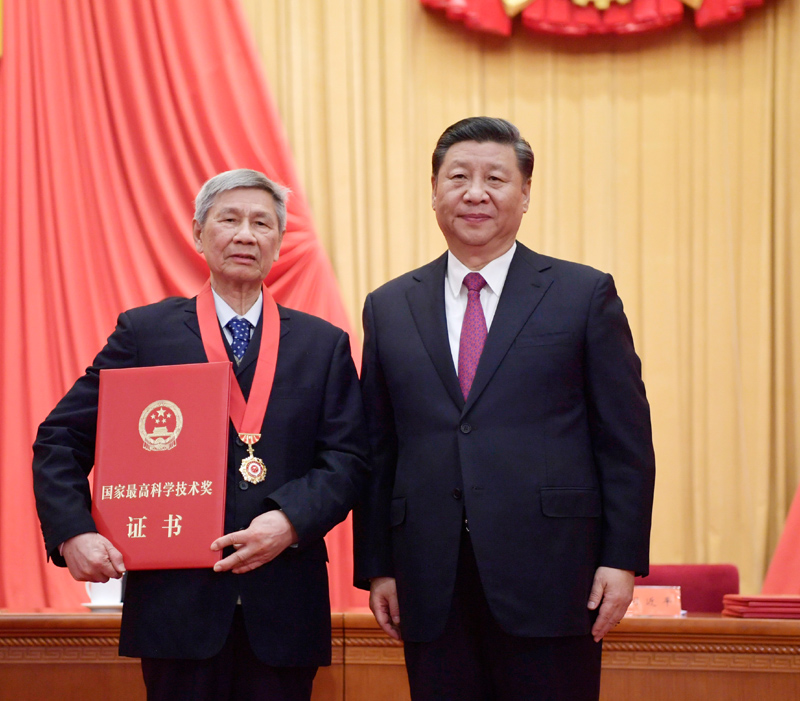 1月10日,2019年度国家科学技术奖励大会在北京人民大会堂隆重举行。中共中央总书记、国家主席、中央军委主席习近平向获得2019年度国家最高科学技术奖的中国科学院大气物理研究所曾庆存院士颁奖。新华社记者 李学仁 摄
