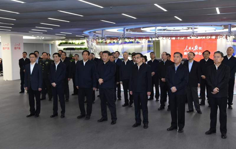 1月25日,中共中央政治局在人民日报社就全媒体时代和媒体融合发展举行第十二次集体学习。这是习近平、李克强、栗战书、汪洋、王沪宁、赵乐际、韩正等在人民日报新媒体中心听取报社微博、微信公众号、客户端建设情况汇报,并观看新媒体产品展示。