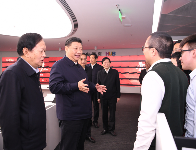 1月25日,中共中央政治局在人民日报社就全媒体时代和媒体融合发展举行第十二次集体学习。这是中共中央总书记习近平在人民日报“中央厨房”同采编人员亲切交谈。