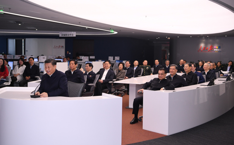 1月25日,中共中央政治局在人民日报社就全媒体时代和媒体融合发展举行第十二次集体学习。这是在移动报道指挥平台前,中共中央总书记习近平同正在河北省承德市滦平县平坊满族乡于营村采访的记者和扶贫驻村第一书记连线交流,了解该村脱贫攻坚工作进展情况。