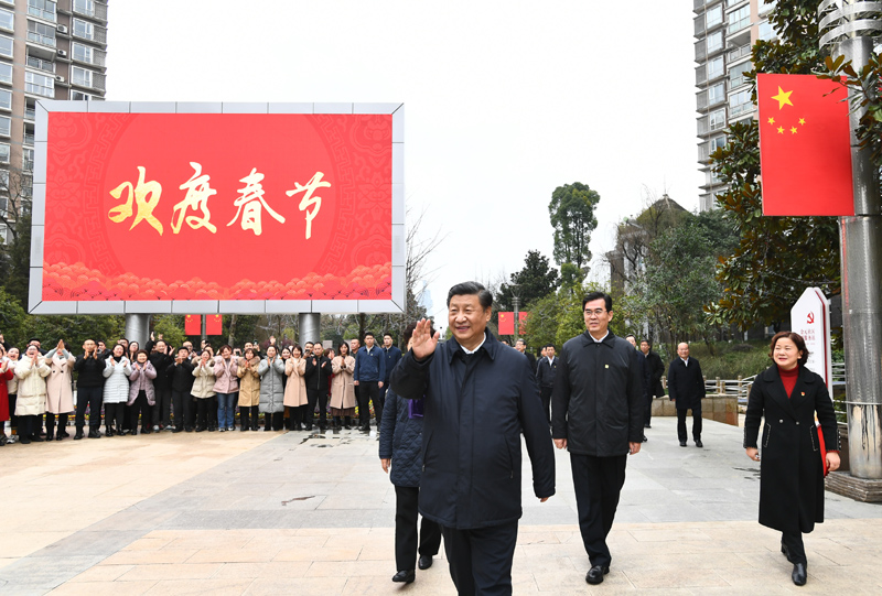 2月3日至5日，中共中央总书记、国家主席、中央军委主席习近平来到贵州考察调研，看望慰问各族干部群众，向全国各族人民致以美好的新春祝福。这是4日下午，习近平在贵阳市观山湖区金阳街道金元社区广场，向居民们挥手致意。新华社记者 谢环驰 摄