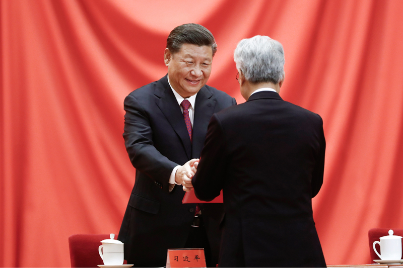 1月10日,2019年度国家科学技术奖励大会在北京人民大会堂隆重举行。这是中共中央总书记、国家主席、中央军委主席习近平向获奖代表颁发证书。新华社发(盛佳鹏 摄)
