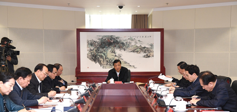3月22日，中共中央政治局常委、中央书记处书记刘云山在人民日报社调研。这是刘云山就加快媒体融合发展，与中央新闻单位负责同志进行座谈。