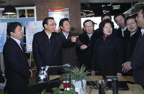 这是12月27日,李克强在津京互联创业中心与创业青年交流。新华社记者 庞兴雷 摄