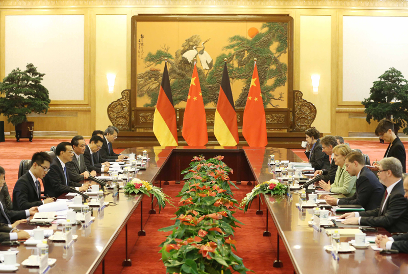 7月7日,中国国务院总理李克强在北京人民大会堂同德国总理默克尔举行会谈。新华社记者 刘卫兵 摄