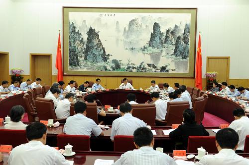 9月20日,中共中央政治局常委、中央党的群众路线教育实践活动领导小组组长刘云山在北京主持召开中央党的群众路线教育实践活动领导小组会议。新华社记者 饶爱民 摄