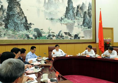 9月20日,中共中央政治局常委、中央党的群众路线教育实践活动领导小组组长刘云山在北京主持召开中央党的群众路线教育实践活动领导小组会议。新华社记者 饶爱民 摄
