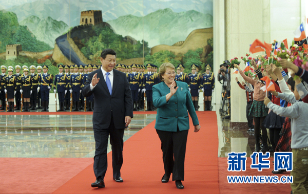 11月12日,国家主席习近平在北京人民大会堂同智利总统巴切莱特举行会谈。这是会谈前,习近平在人民大会堂北大厅为巴切莱特举行欢迎仪式。新华社记者 张铎 摄