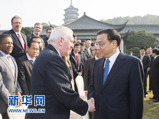 11月20日,国务院总理李克强在杭州会见出席首届世界互联网大会的中外代表并同他们座谈。 新华社记者 王晔 摄