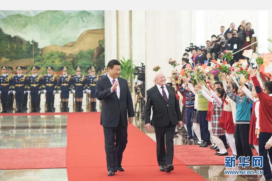 12月9日,国家主席习近平在北京人民大会堂同爱尔兰总统希金斯举行会谈。这是会谈前,习近平为希金斯举行欢迎仪式。 新华社记者 黄敬文 摄