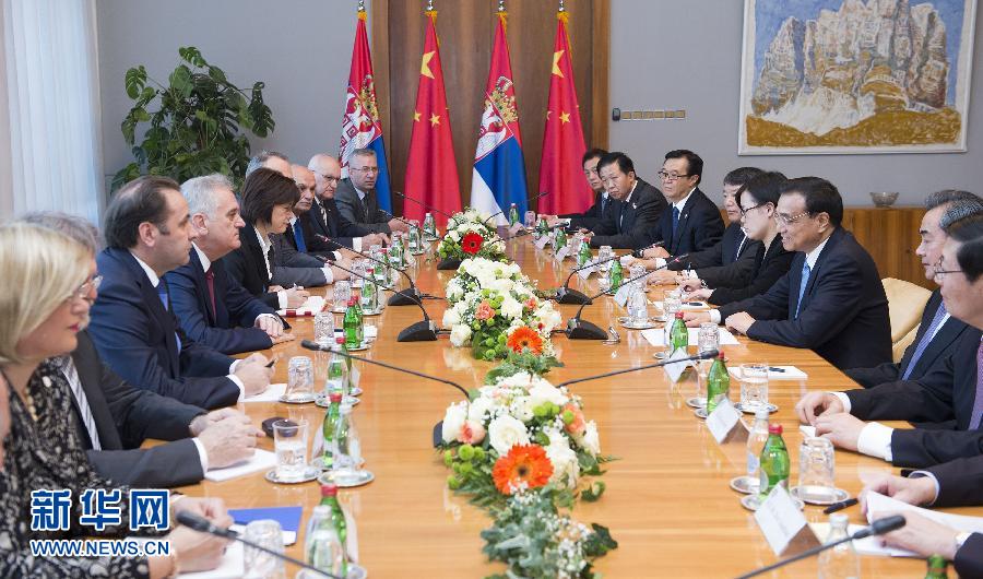 12月18日,国务院总理李克强在贝尔格莱德会见塞尔维亚总统尼科利奇。 新华社记者 黄敬文 摄