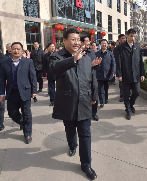 习近平手持“三阳开泰”剪纸向全国人民拜年 习近平手持“三阳开泰”剪纸向全国人民拜年