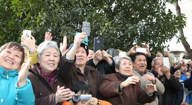 习近平手持“三阳开泰”剪纸向全国人民拜年 习近平手持“三阳开泰”剪纸向全国人民拜年
