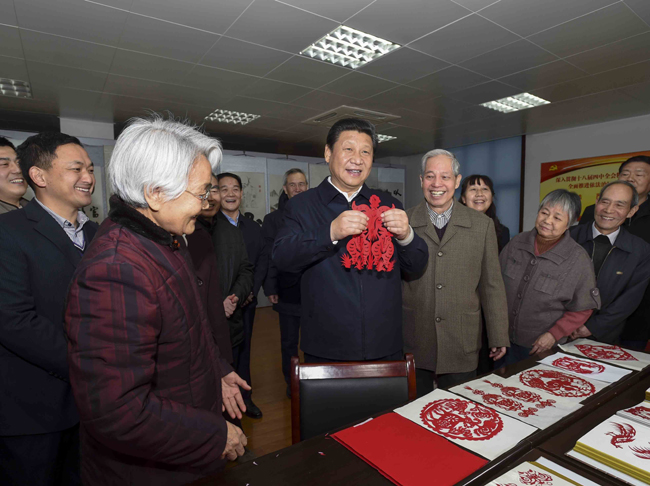 习近平手持“三阳开泰”剪纸向全国人民拜年 习近平手持“三阳开泰”剪纸向全国人民拜年