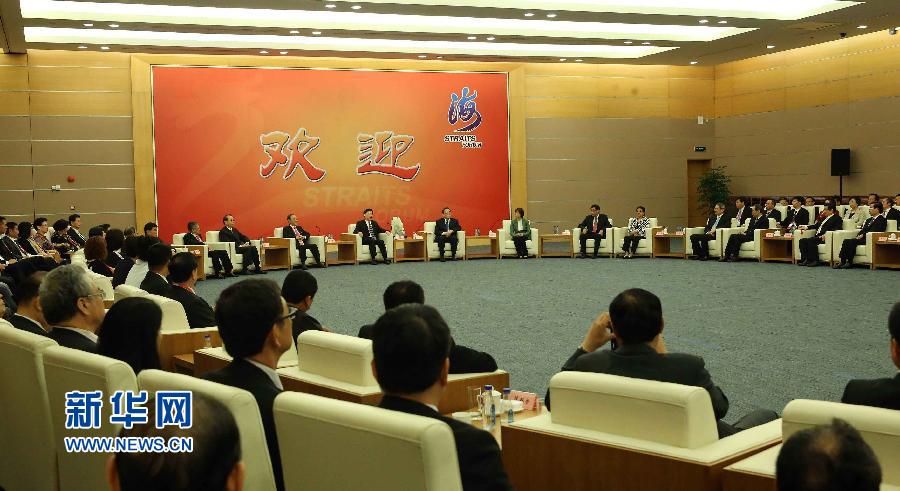 6月14日,第七届海峡论坛在厦门隆重举行。中共中央政治局常委、全国政协主席俞正声出席论坛开幕式并致辞。这是开幕式前,俞正声会见参加论坛的部分两岸嘉宾和主办单位代表。新华社记者 刘卫兵 摄 6月14日,第七届海峡论坛在厦门隆重举行。中共中央政治局常委、全国政协主席俞正声出席论坛开幕式并致辞。这是开幕式前,俞正声会见参加论坛的部分两岸嘉宾和主办单位代表。新华社记者 刘卫兵 摄