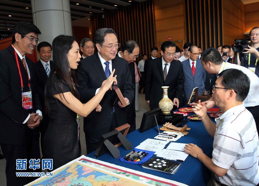 6月14日,第七届海峡论坛在厦门隆重举行。中共中央政治局常委、全国政协主席俞正声出席论坛开幕式并致辞。这是开幕式前,俞正声参观海峡论坛回顾展时与一位残疾人亲切交流。新华社记者 刘卫兵 摄 6月14日,第七届海峡论坛在厦门隆重举行。中共中央政治局常委、全国政协主席俞正声出席论坛开幕式并致辞。这是开幕式前,俞正声参观海峡论坛回顾展时与一位残疾人亲切交流。新华社记者 刘卫兵 摄