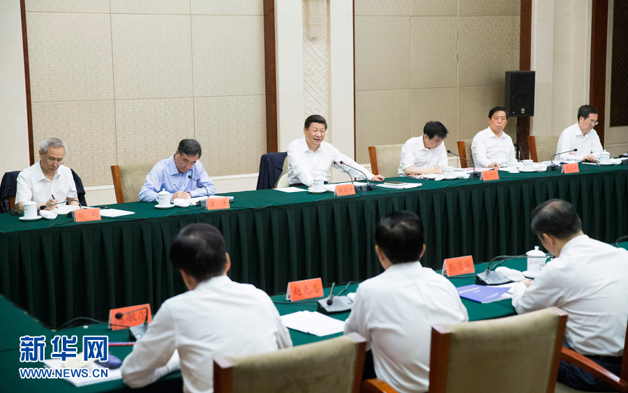 6月18日,中共中央总书记、国家主席、中央军委主席习近平在贵州召开部分省区市党委主要负责同志座谈会,听取对“十三五”时期扶贫开发工作和经济社会发展的意见和建议。新华社记者 黄敬文 摄