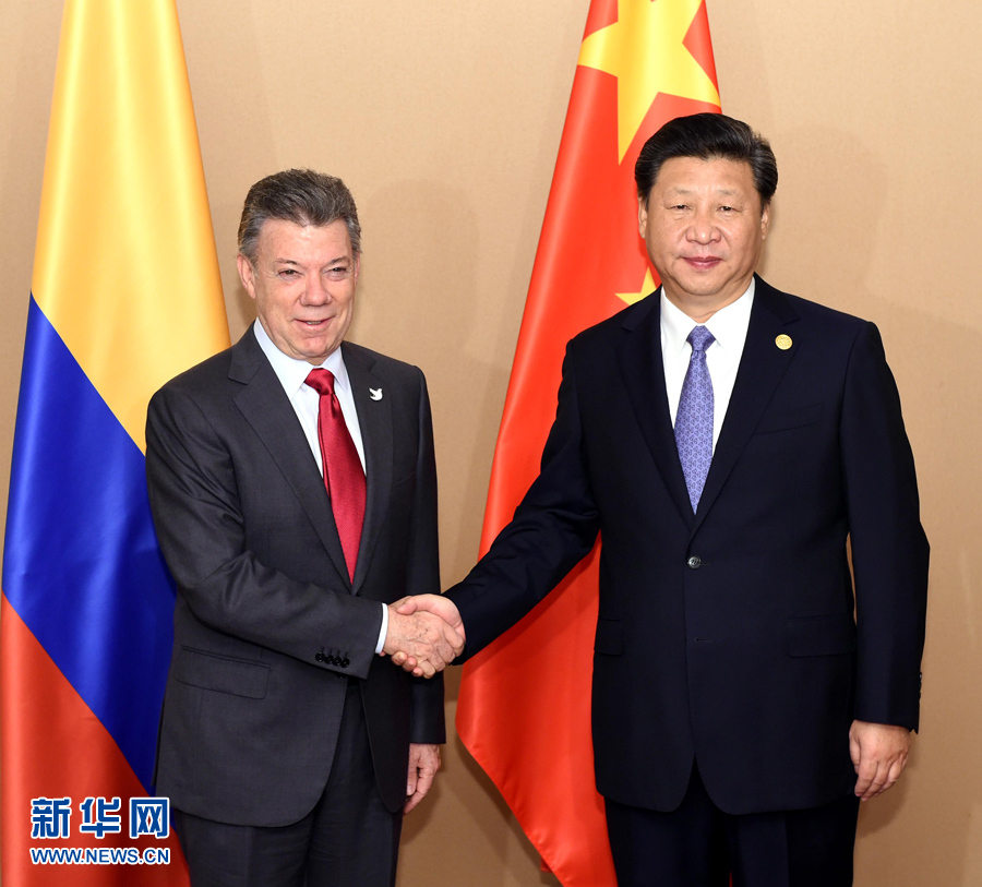 11月18日,国家主席习近平在菲律宾马尼拉会见哥伦比亚总统桑托斯。 新华社记者 饶爱民 摄