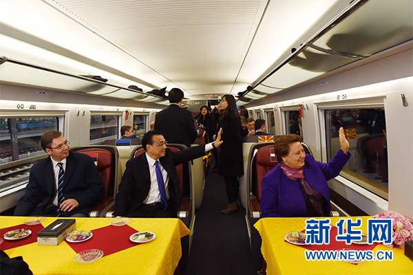 11月25日，中国国务院总理李克强邀请来华出席第四次中国－中东欧国家领导人会晤的中东欧国家领导人共同乘坐中国高铁。新华社记者饶爱民摄